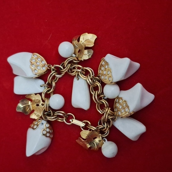 EUC Vintage Goldtone and White BRACELET 7.5" - Picture 2 of 4